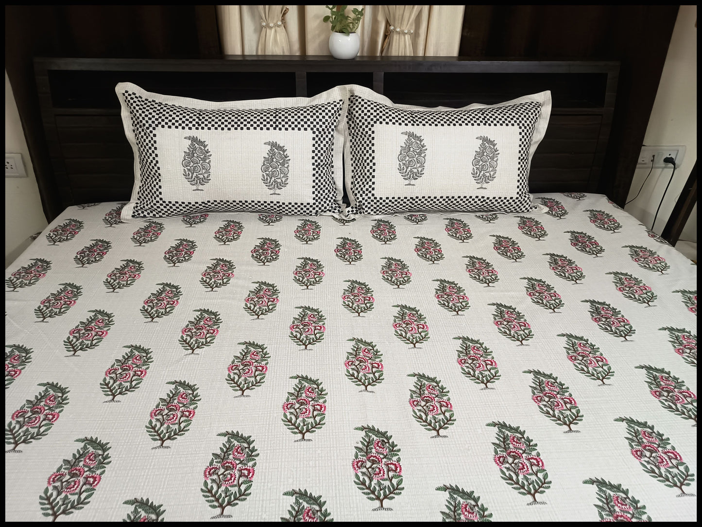Sanna - White Elegant Floral Bedsheet